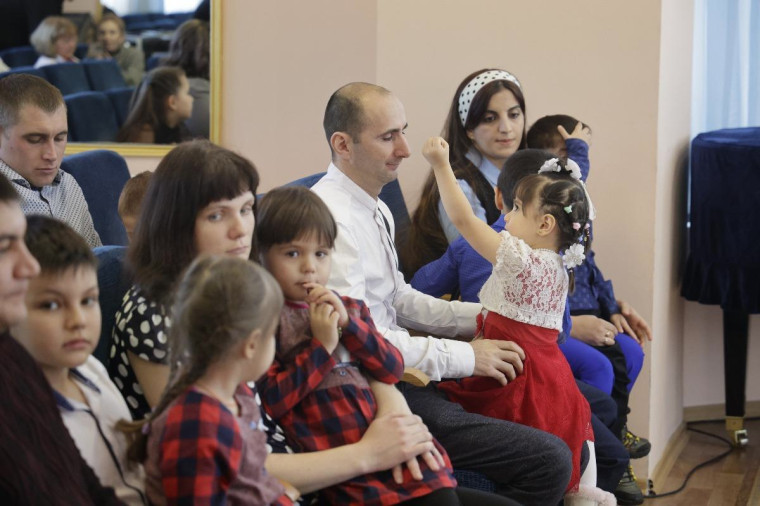 Вячеслав Гладков вручил свидетельства на улучшение жилищных условий молодым семьям в Ракитянском районе.