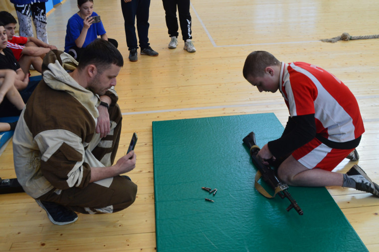 Сегодня в Ракитянской средней общеобразовательной школе №2 им. А.И. Цыбулёва прошло военно-спортивное многоборье «АРМИ».