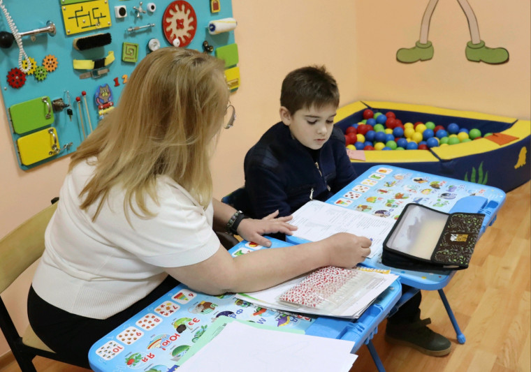 В библиотерапевтической комнате продолжаются занятия с детьми дошкольного и младшего школьного возраста с ОВЗ.