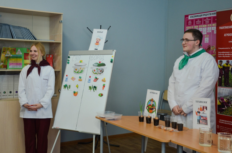 Глава администрации Ракитянского района Анатолий Климов встретился со студентами-активистами Ракитянского агротехнологического техникума.