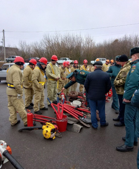 Сегодня в Ракитном сотрудники МЧС провели смотр сил и средств для тушения пожаров природного характера.