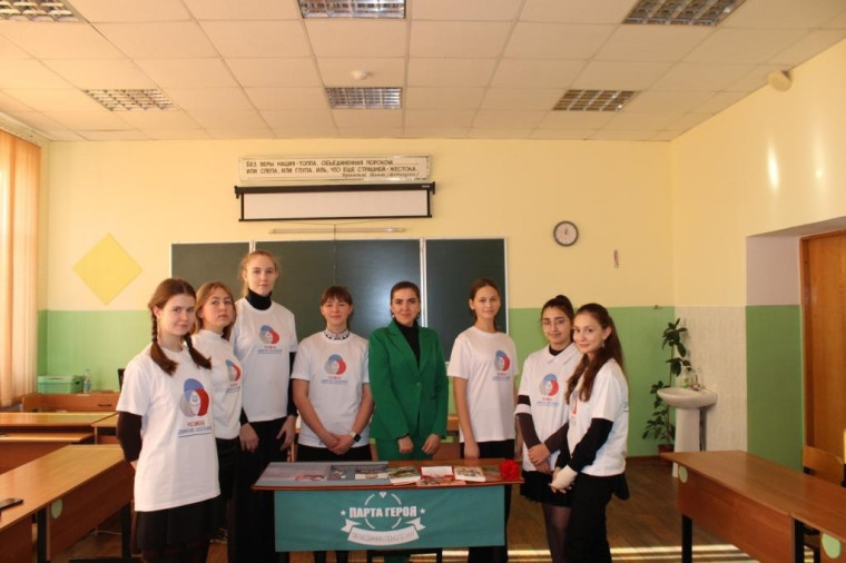 В семи школах Ракитянского района уже открыты «Парты героя».