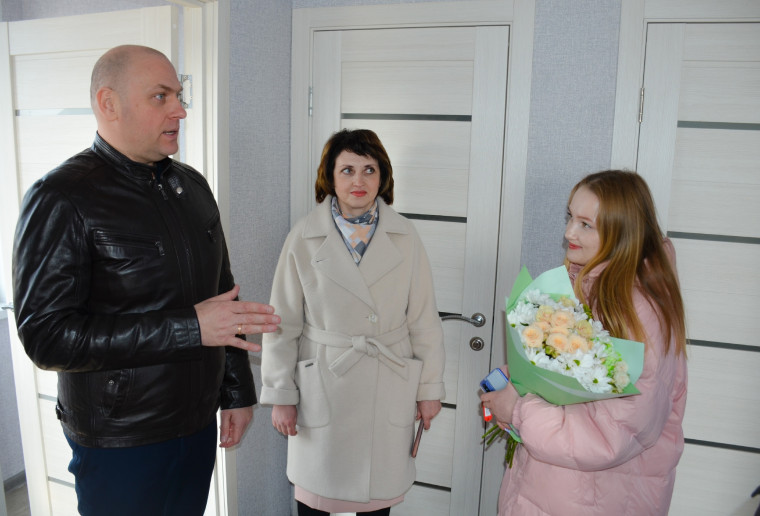 В Ракитянском районе вручили ключи от новой квартиры Марине Сафоновой.