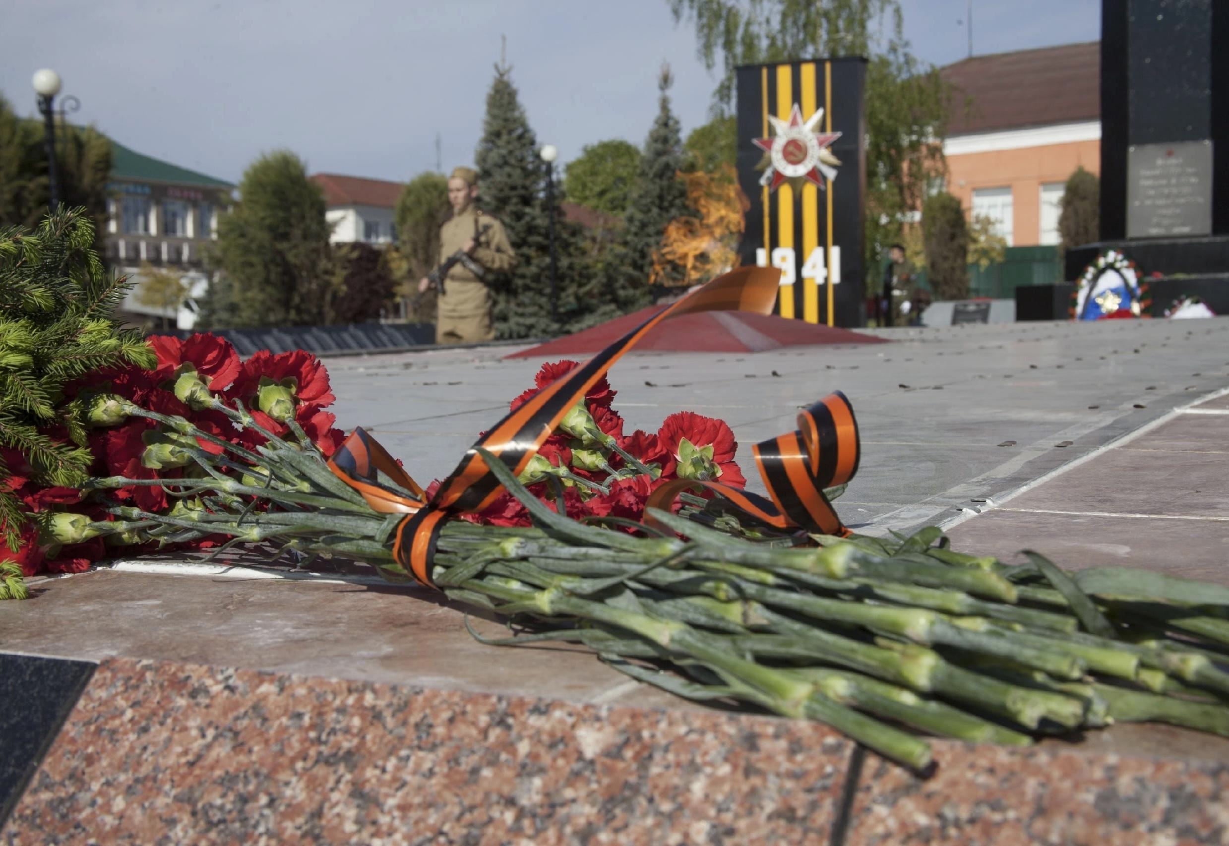 В Сквере Воинской Славы посёлка Ракитное прошла «Волна памяти», посвящённая  Дню Победы в Великой Отечественной войне | 10.05.2023 | Белгород -  БезФормата